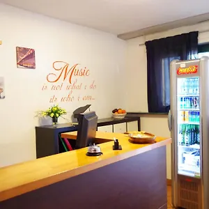Music 3*, Mailand Italien